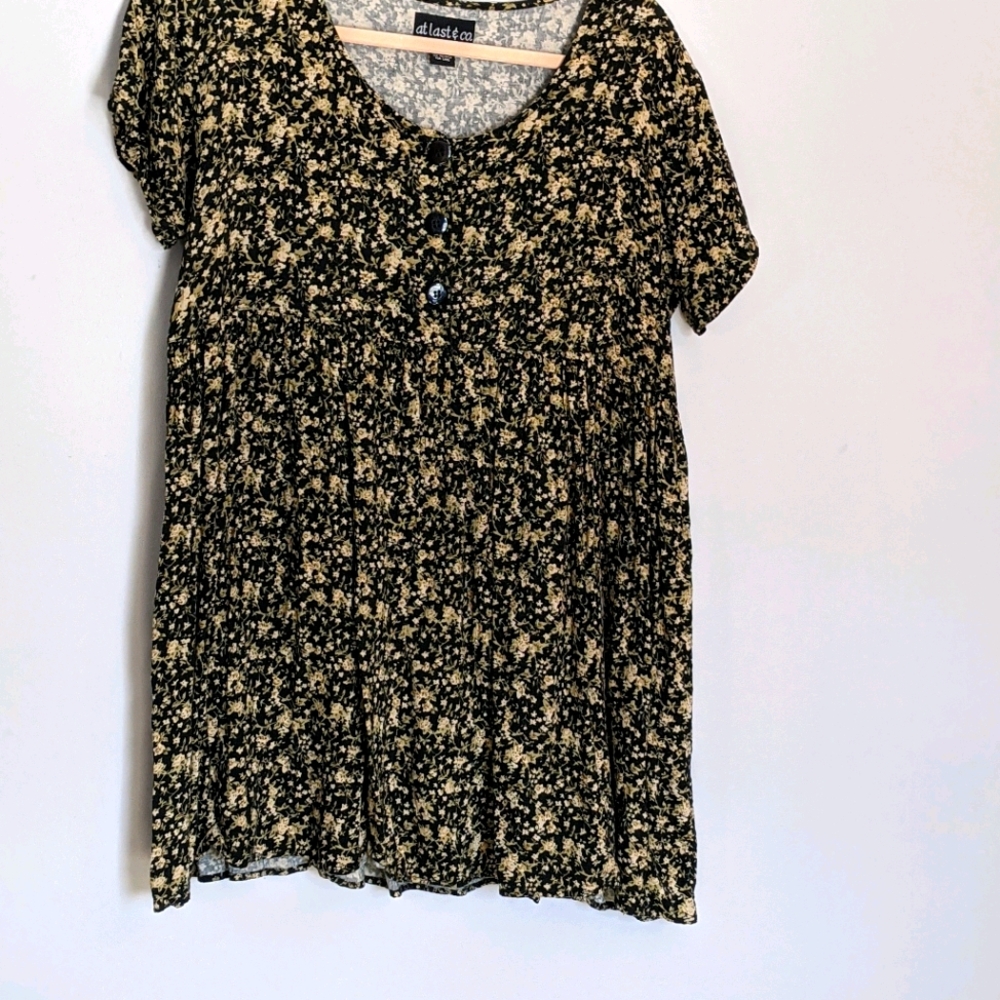 90s style floral short dress. Perfect for an edgy